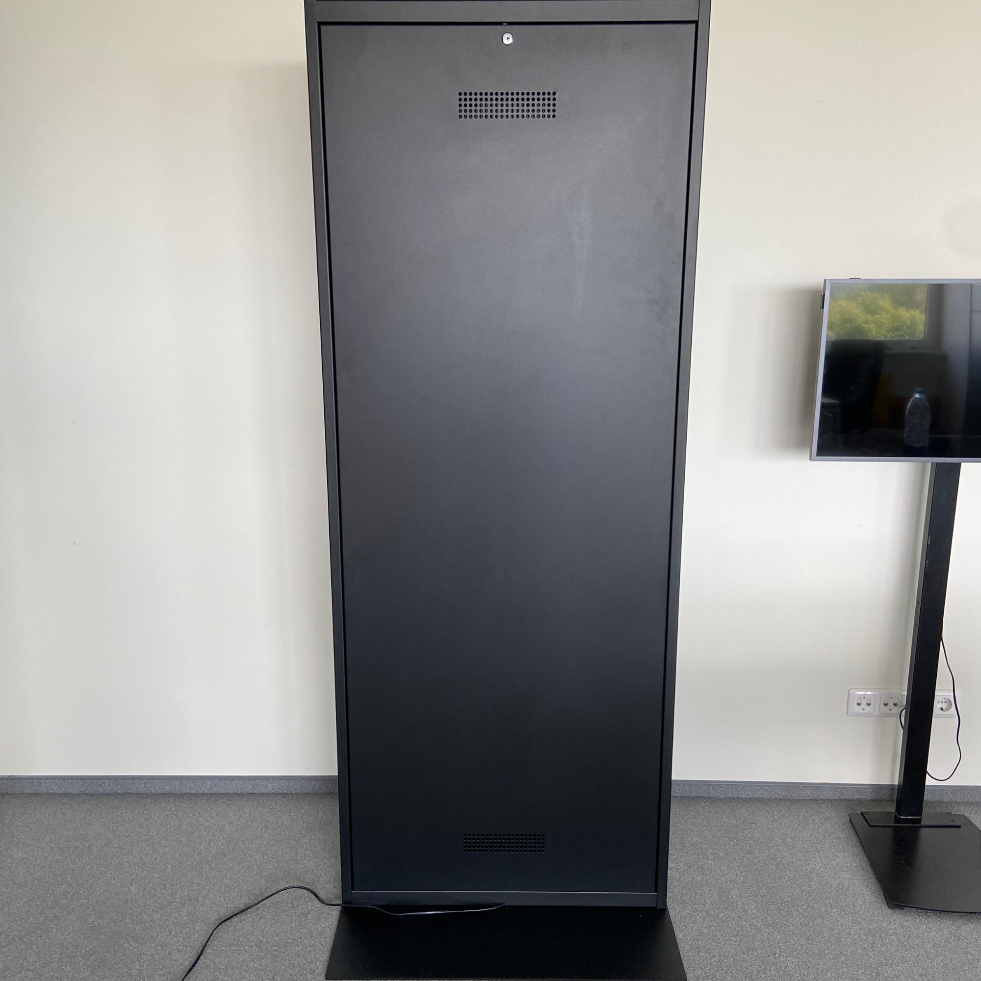 Altumas Nu Interactive stand - 50" / 55" - PCAP screen