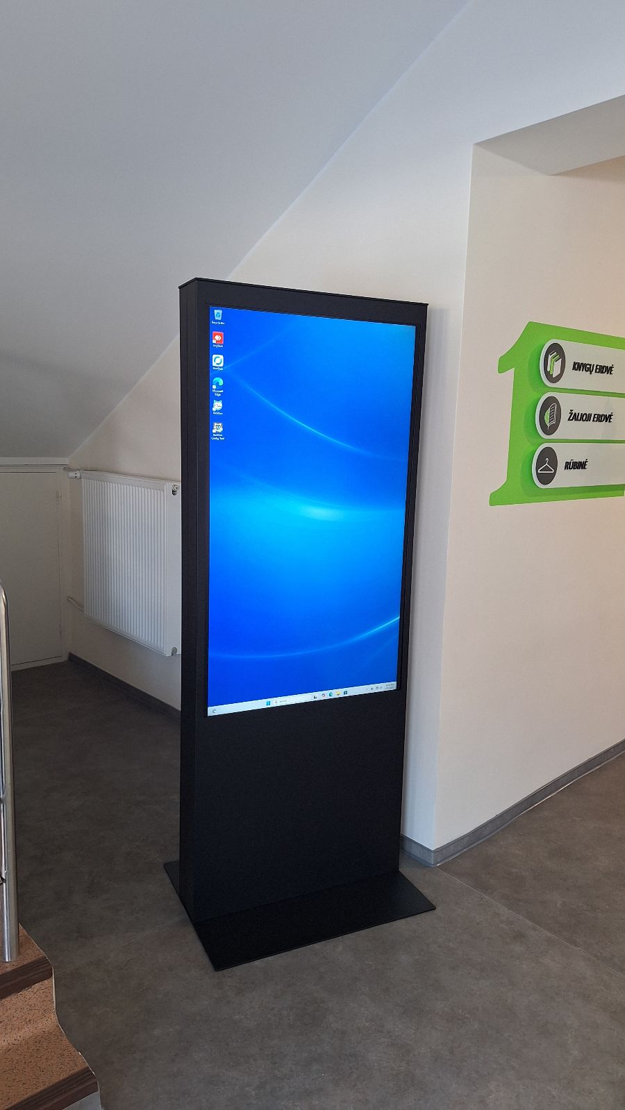 Altumas Nu Interactive stand - 50" / 55" - PCAP screen