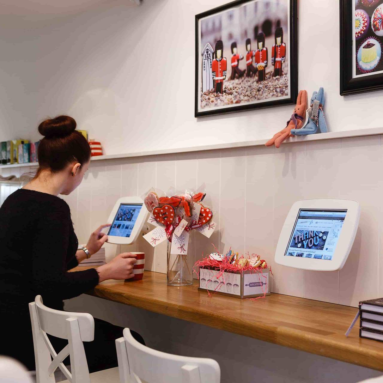 Bouncepad WALLMOUNT tablet stand