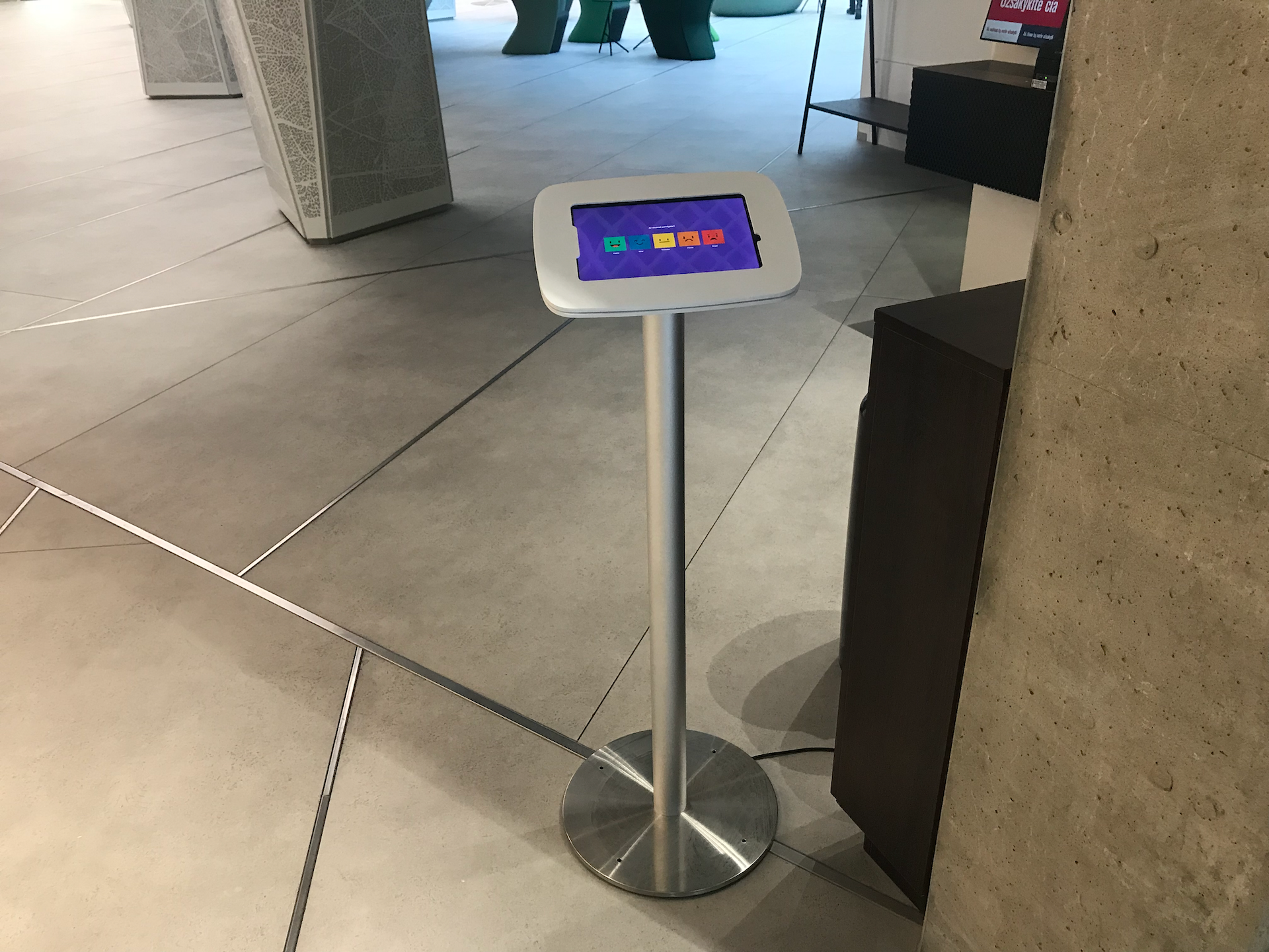 Invue CT200 floor stand with electronic lock